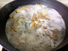 待蛏子张开即可捞出。