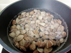 锅里水开下花蛤煮。