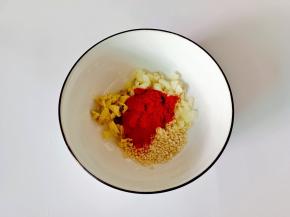 碗里放姜蒜，辣椒粉，芝麻。