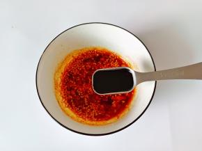 淋上热油，加生抽一勺。