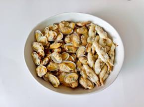 剥出蛏子肉与花蛤放一起。