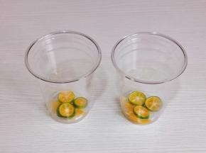 首先杯子底部+煮糖浆的柠檬皮+青柠片，挤入柠檬汁。