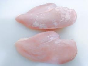 鸡胸肉洗净沥干水