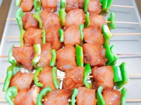 竹签提前用清水泡一个小时，再把鸡肉和青椒穿起来