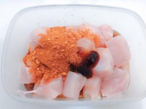 加入辣椒粉和孜然粉