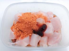 加入辣椒粉和孜然粉