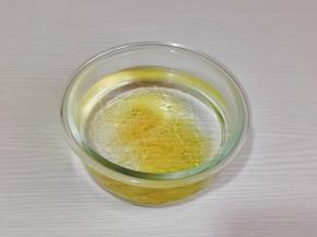 首先将吉利丁片冷水泡软。