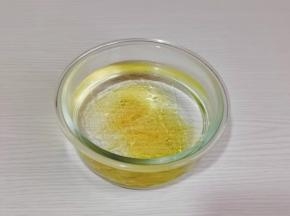 首先将吉利丁片冷水泡软。