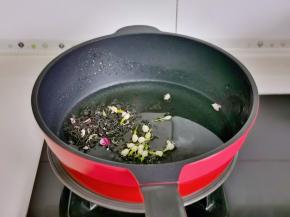 锅中+水+红茶+茉莉花烧开煮2分钟，泡到自己想要的颜色。