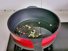 锅中+水+红茶+茉莉花烧开煮2分钟，泡到自己想要的颜色。