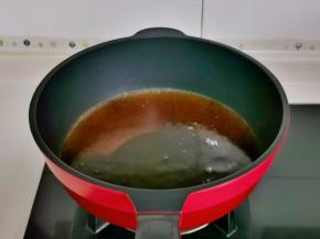 将茶过滤出去+泡软的吉利丁片搅拌融化关火。