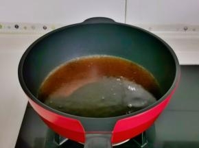 将茶过滤出去+泡软的吉利丁片搅拌融化关火。