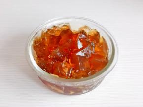 凝固的红茶冻搅碎。