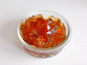 凝固的红茶冻搅碎。