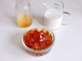 准备好冰牛奶，糖浆，红茶冻。
