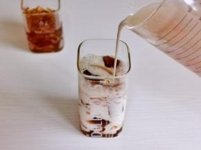 倒入牛奶就好啦！