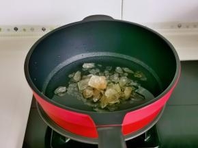 冰糖+水烧开，转小火煮至冰糖融化。