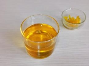 糖浆做好倒入杯中晾凉。