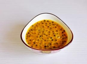 将百香果肉挖出来。