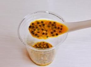 首先将果肉放入杯中。（量自己掌握）