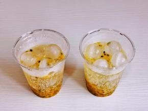 再倒入雪碧，蜂蜜。