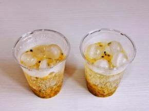 再倒入雪碧，蜂蜜。