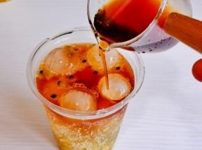 倒入咖啡。（如果喜欢分层的感觉，可以拿个小勺，咖啡从小勺上慢慢流入杯中）