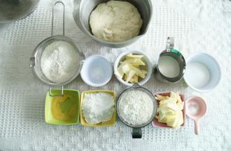 准备材料。中种提前制作。
中种部分材料先液体后粉类，酵母和盐不要接触。厨师机1档混合到无干粉，转3档打成团。材料比较干，不需要揉到光滑。放入盆中，盖保鲜膜，冷藏发酵12-24个小时。