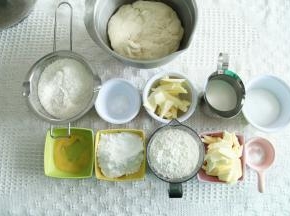 准备材料。中种提前制作。
中种部分材料先液体后粉类，酵母和盐不要接触。厨师机1档混合到无干粉，转3档打成团。材料比较干，不需要揉到光滑。放入盆中，盖保鲜膜，冷藏发酵12-24个小时。