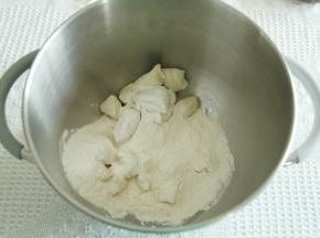 发好的种面体积变2-2.5倍大，拉起成蜂窝状（也可以室温不超过28度发到同样状态）切成小块，放入打面桶。加入主面团除黄油以外的材料，一档混合，转4挡打到粗膜阶段。（夏天温度高，加冰袋控制面温）