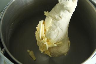 加软化的黄油。转2档让黄油和面团打融合。再转4档打到手套膜阶段。