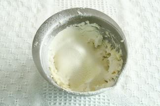 顺滑蓬松的黄油糊，低粉和奶粉混合筛入，压拌均匀。