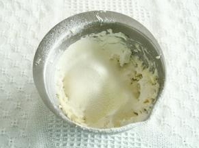 顺滑蓬松的黄油糊，低粉和奶粉混合筛入，压拌均匀。