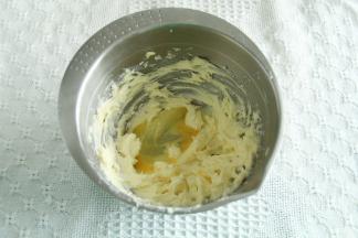 打面期间制作酥皮。黄油室温软化，加糖粉和盐，刮刀混合，防止糖粉飞溅，用电动打蛋器中速打到微微发白。分3次加全蛋液。每次都要打到蛋液吸收再加下一次，直到蛋液全部加完。