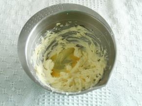 打面期间制作酥皮。黄油室温软化，加糖粉和盐，刮刀混合，防止糖粉飞溅，用电动打蛋器中速打到微微发白。分3次加全蛋液。每次都要打到蛋液吸收再加下一次，直到蛋液全部加完。