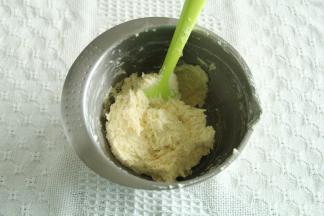 倒入椰蓉，轻轻拌匀。装入保鲜袋冷藏备用。