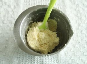 倒入椰蓉，轻轻拌匀。装入保鲜袋冷藏备用。