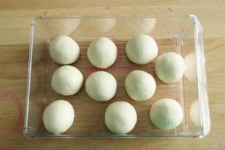 将面团分成10份，80克一个。右手反C状握面团，逆时针滚圆。