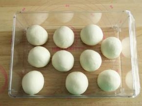 将面团分成10份，80克一个。右手反C状握面团，逆时针滚圆。