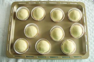 轻轻刷上一层全蛋液。稍微喷一点水。如果想要自己划纹路，刷好蛋液后划出纹路即可。