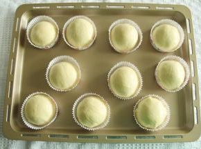 轻轻刷上一层全蛋液。稍微喷一点水。如果想要自己划纹路，刷好蛋液后划出纹路即可。