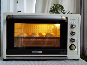 然后将发好的菠萝包放入预热好的烤箱中层，转上下180度烤20-25分钟，上色满意及时加盖锡纸。