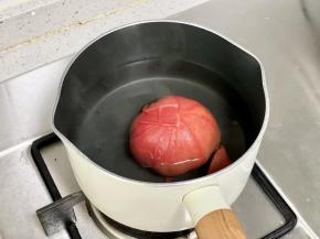 西红柿划“十”字刀口，放沸水中烫一会儿，剥掉表皮