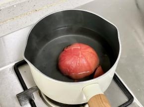 西红柿划“十”字刀口，放沸水中烫一会儿，剥掉表皮