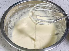 盆中加入100克面粉，1个鸡蛋，90克清水，搅拌成均匀顺滑的面糊