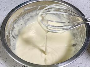盆中加入100克面粉，1个鸡蛋，90克清水，搅拌成均匀顺滑的面糊