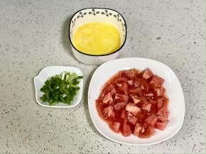 另一个鸡蛋打散，西红柿去蒂切成小块，小葱切成葱花