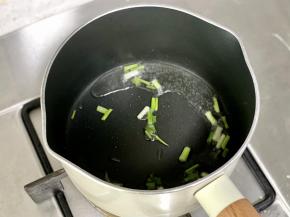 锅中热油，下一半葱白和葱花爆香