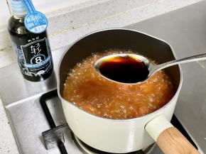 加入2勺六月鲜8克轻盐原汁酱油