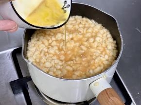 面疙瘩煮至漂起，倒入鸡蛋液，搅拌至熟